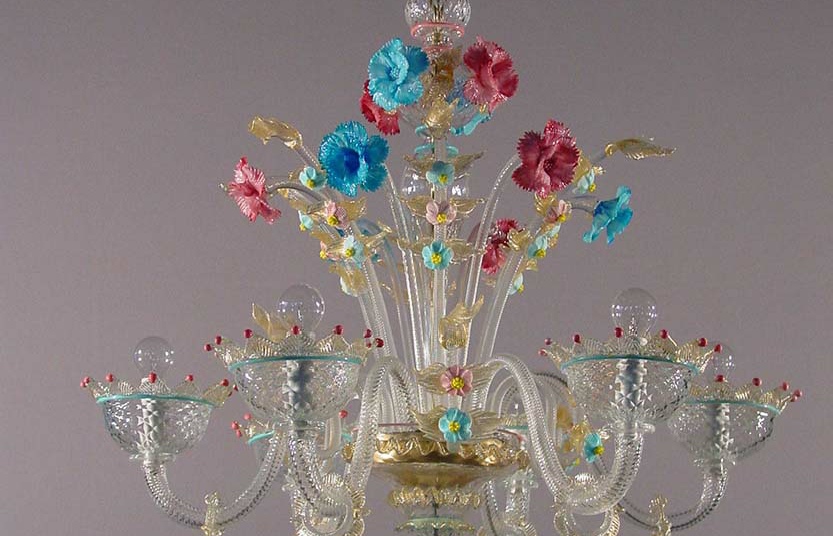 lampadario in vetro di murano con inserti di fiori colorati